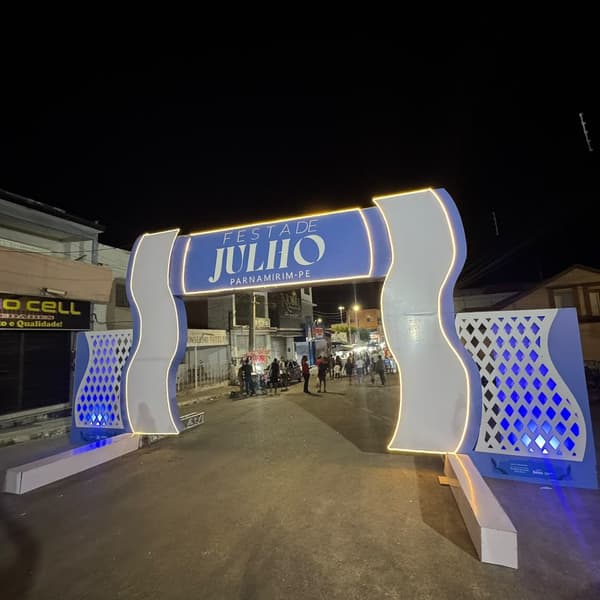 Pórtico iluminado de festa