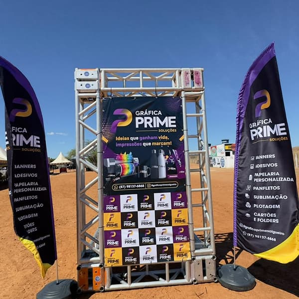 Totem com banners da Gráfica Prime