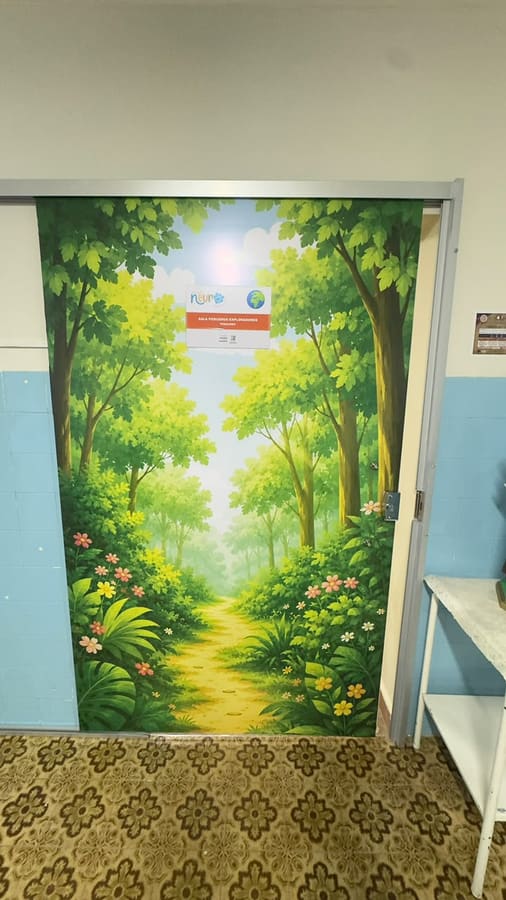 Parede adesivada com paisagem de floresta