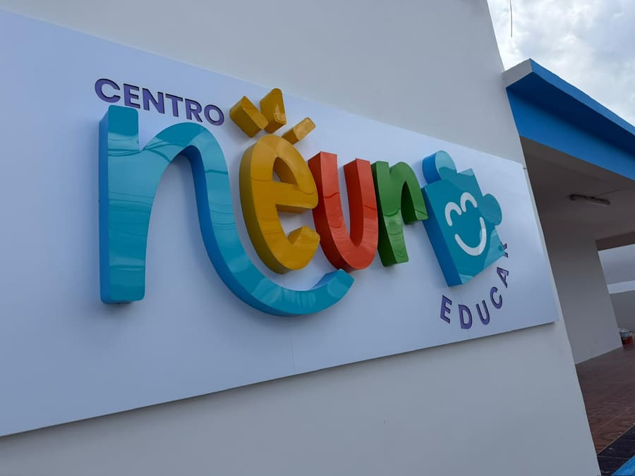 Letreiro em relevo na fachada de uma clínica
